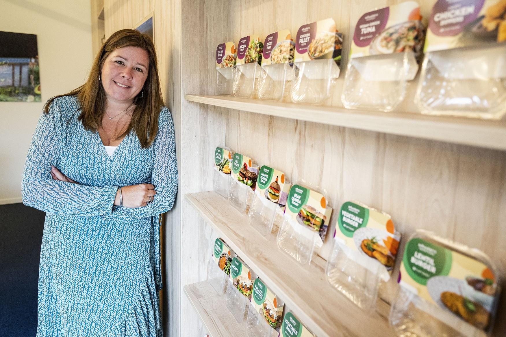 “Bij productontwikkeling kijken we daarom steeds breder dan alleen naar de vraag welk vleesproduct we kunnen vervangen”, vertelt Annemiek Vervoort, Product Manager bij Schouten Europe. 