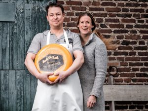 Maarten van Fessem (links) en Anke Wismans, boer en boerin van Zuivelboerderij De Driehoek. Zij behoren tot een van de eerste deelnemers aan BOER&NLekker. Foto: Pieter D'Hoop