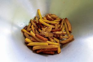 De klimaatneutrale frites worden gemaakt van aardappelen, pastinaak en zoete aardappel. Foto: Bert Jansen