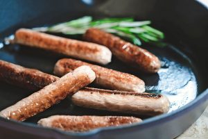 De eerste kweekvleesproducten die Meatable afgelopen zomer presenteerde: worstjes van kweekvlees.