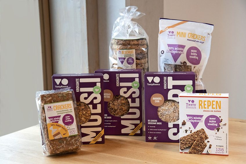 Een deel van het assortiment van TastyBasics.in oude (wit met paarse) en nieuwe (paarse) verpakking.