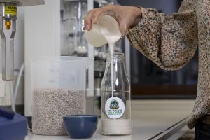 Time Travelling Milkman haalt op een milde manier hele vetbolletjes uit zonnebloempitten. Dat resulteert in een witte, romige yoghurt-achtige substantie. - Foto: Koos Groenewold