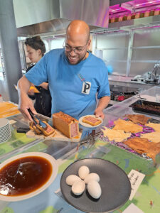 Chefkok Jerry Gontscharoff presenteerde een pat&eacute; en croute met kippenvet in plaats van boter en kippenbouillon in plaats van water.