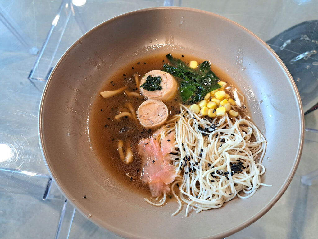 Bouillon getrokken van het kippenkarkas met ramen.
