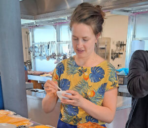 Voedingsmiddelentechnoloog Ivana Mik ontwikkelde &lsquo;kipelixer&rsquo; op basis van het karkas en de huid van de kip. Kipelixer kan worden toegepast zoals vissaus.