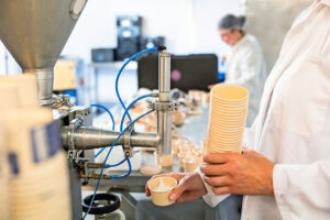 Het vegan ijs van Montgomery's wordt afgevuld in kleine bakjes. Foto: Herbert Wiggerman