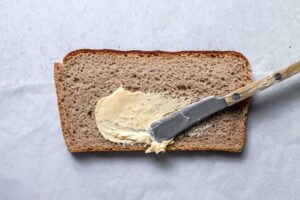 Plantaardige boter van Willicroft op brood.