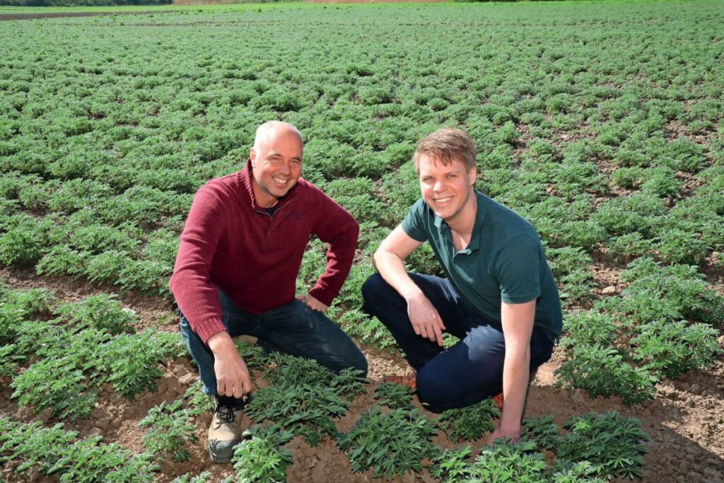 Lupineteler Andr&eacute; Jurius en Steven IJzerman van Ekoplaza