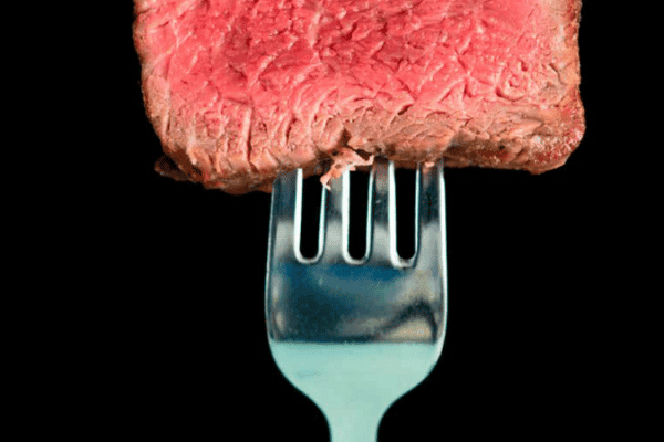 Door chemische reacties tijdens het bakken ontstaat pas de vleesachtige smaak van 'echt' vlees.