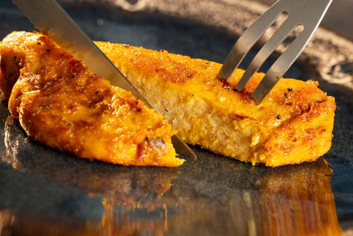 Een plantaardige variant van een kipfilet. Producenten zetten bij vleesvervangers nu vaak in op het nabootsen van bekende smaken.