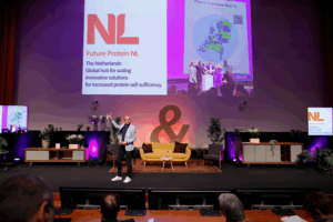 Jeroen Willemsen van Foodvalley presenteert de internationale eiwitstrategie, Future Protein NL, waarin de Nederlandse eiwitsector in de etalage wordt gezet.