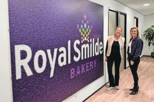 Joline Broers (links) en Nynke Hopmans (rechts) werken aan hybride bake-off snacks bij Royal Smilde Bakery. Foto: Royal Smilde
