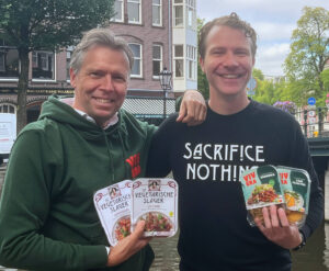Willem van Weede en Rutger Roozendaal kondigen de samenwerking aan. Foto: The Vegetarian Butcher Collective