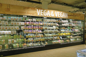 Vega en vegan in een Jumbo-supermarkt. Foto: Roel Dijkstra